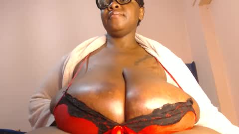 Snapshot of freakyboobsxx chatting on June 25, 2026, 12:42 pm Kimmy online show from June 25, 2026, 12:42 pm