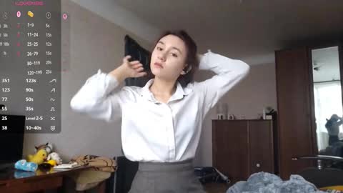 Mia online show from November 12, 2025, 9:32 am