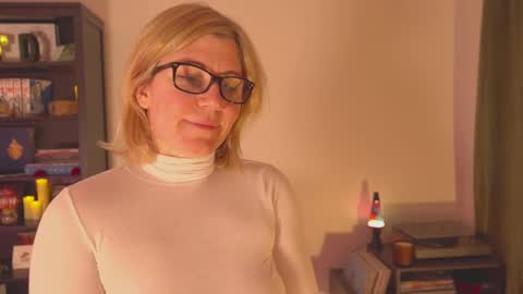 Snapshot of french_devotion chatting on January 14, 2025, 8:31 am Louise or Lou 3 online show from January 14, 2025, 8:31 am