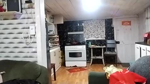 Snapshot of frizzy_girl chatting on December 4, 2024, 1:14 am Frizzy girl online show from December 4, 2024, 1:14 am