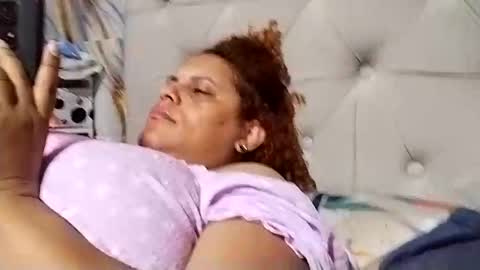 Snapshot of frizzy_girl chatting on January 22, 2025, 1:53 am Frizzy girl online show from January 22, 2025, 1:53 am