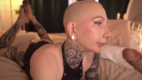 Snapshot of fuckingtoy_ chatting on February 1, 2025, 12:47 pm Eva         all my links   online show from February 1, 2025, 12:47 pm