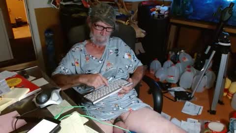 Snapshot of funmike2000 chatting on October 25, 2025, 12:29 am mike online show from October 25, 2025, 12:29 am