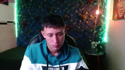 garuo_18 online show from November 28, 2025, 3:53 am