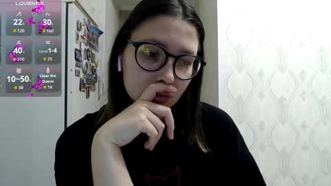 genev__ievee online show from February 4, 2026, 4:02 pm