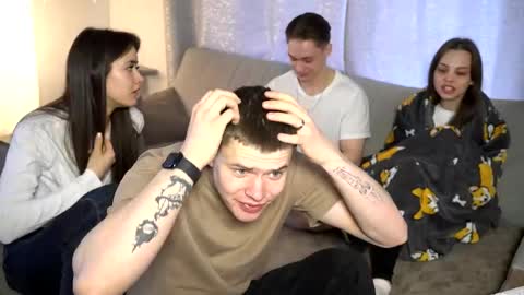 Jean and Isa couple Van online show from April 16, 2026, 7:42 am