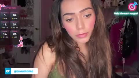 Snapshot of giaavalentinee chatting on November 4, 2025, 1:05 am Gia online show from November 4, 2025, 1:05 am