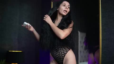  Gia  online show from November 18, 2025, 8:35 pm