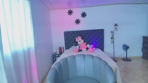 Giana Roberts online show from November 12, 2025, 4:18 pm