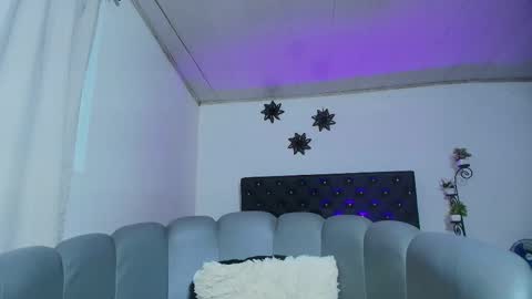 Giana Roberts online show from November 28, 2025, 10:51 am