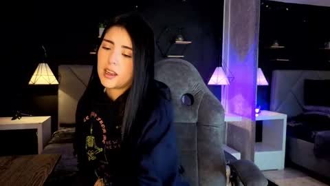 Gia online show from November 6, 2025, 1:45 pm