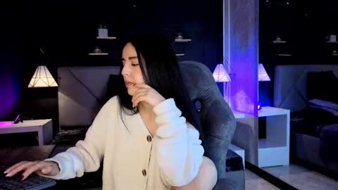 Gia online show from November 14, 2025, 1:43 pm