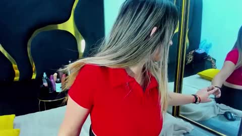 Snapshot of giaroussel chatting on November 19, 2025, 4:40 pm GiaRoussel online show from November 19, 2025, 4:40 pm