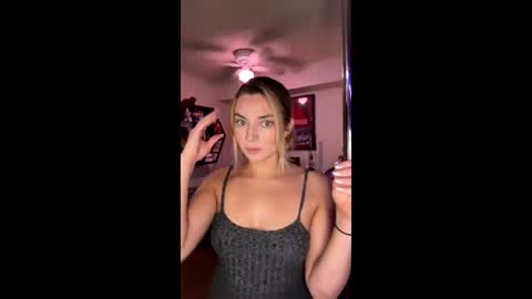 gigilovesyou1997 online show from June 3, 2026, 9:23 am