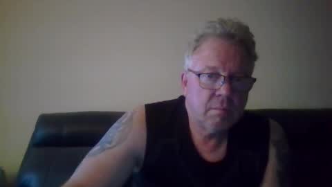 gimmmieoooo online show from April 28, 2026, 8:41 am