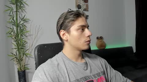 Snapshot of gio_russo chatting on December 31, 2024, 2:19 am GioRusso online show from December 31, 2024, 2:19 am