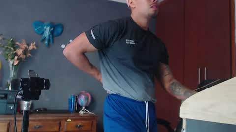 piggy boy online show from December 7, 2024, 2:46 pm