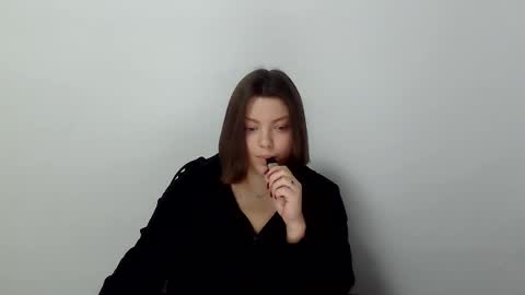 girl_leya online show from November 26, 2025, 8:43 pm