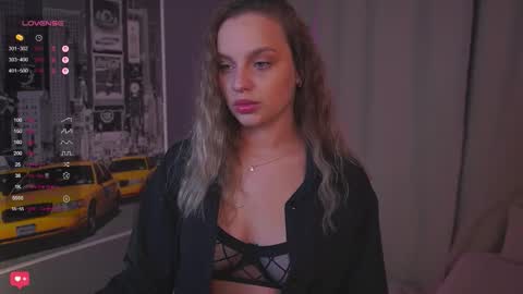 Snapshot of girl_peach_ chatting on October 29, 2025, 7:37 pm Kate online show from October 29, 2025, 7:37 pm