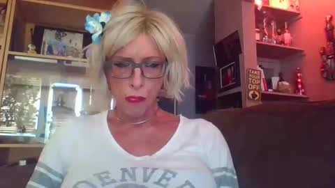 Snapshot of girlinrock chatting on September 21, 2025, 12:34 am Girlinrock online show from September 21, 2025, 12:34 am