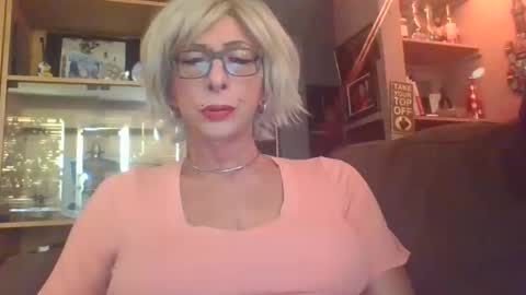 Snapshot of girlinrock chatting on October 19, 2025, 12:55 am Girlinrock online show from October 19, 2025, 12:55 am