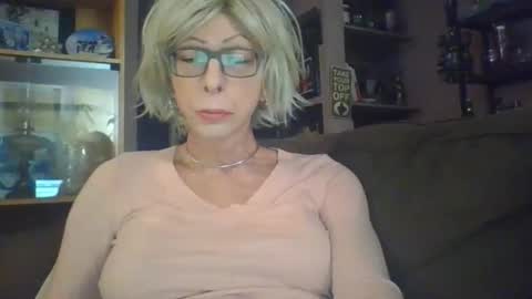 Snapshot of girlinrock chatting on February 12, 2026, 1:55 am Girlinrock online show from February 12, 2026, 1:55 am