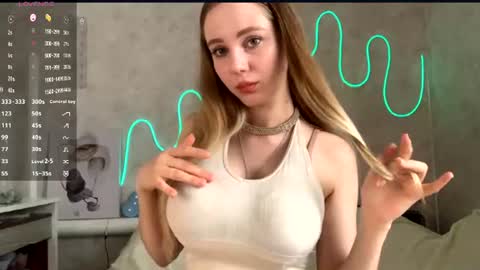 Snapshot of gladissoter chatting on June 10, 2026, 3:18 am Violetta online show from June 10, 2026, 3:18 am
