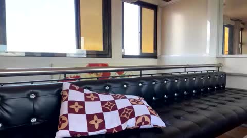 gleiahong online show from November 7, 2025, 2:11 am