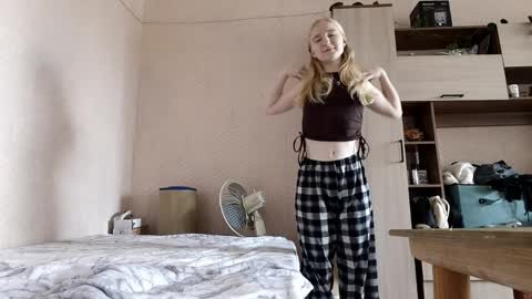 Snapshot of glennabeem chatting on April 9, 2026, 7:14 am Laura online show from April 9, 2026, 7:14 am