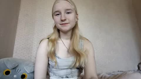 Snapshot of glennabeem chatting on April 15, 2026, 8:10 am Laura online show from April 15, 2026, 8:10 am