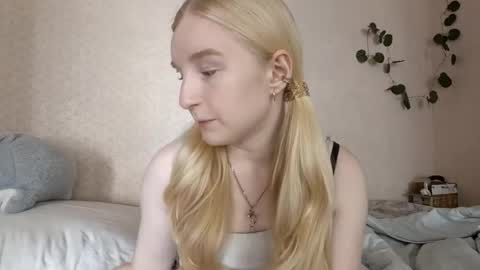 Snapshot of glennabeem chatting on May 19, 2026, 7:04 am Laura online show from May 19, 2026, 7:04 am