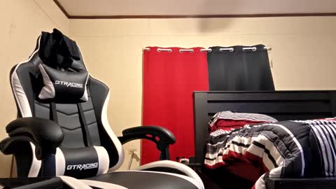 glomightyj online show from April 4, 2026, 11:02 pm