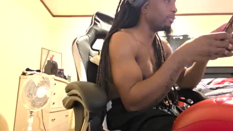 glomightyj online show from April 15, 2026, 1:29 pm