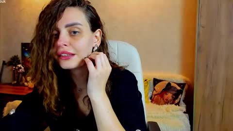 Snapshot of gloria_wood chatting on October 31, 2025, 6:20 pm Gloria Wood online show from October 31, 2025, 6:20 pm