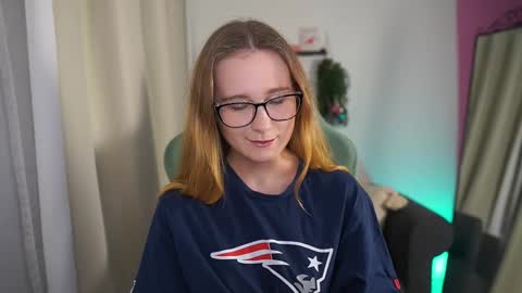 Snapshot of glossy_babe_ chatting on February 8, 2026, 9:02 am Monica online show from February 8, 2026, 9:02 am