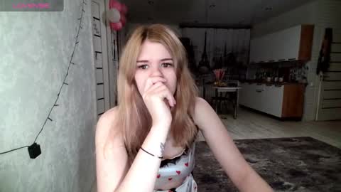 Snapshot of glossy_girl_1 chatting on December 4, 2024, 2:31 am Roxy online show from December 4, 2024, 2:31 am