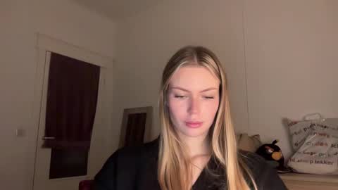 Snapshot of glow_angel chatting on January 22, 2025, 9:21 pm glow_angel online show from January 22, 2025, 9:21 pm