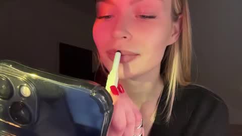 Snapshot of glow_angel chatting on January 23, 2025, 6:24 pm glow_angel online show from January 23, 2025, 6:24 pm