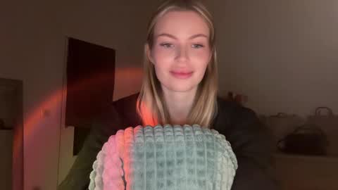 Snapshot of glow_angel chatting on January 27, 2025, 7:03 pm glow_angel online show from January 27, 2025, 7:03 pm