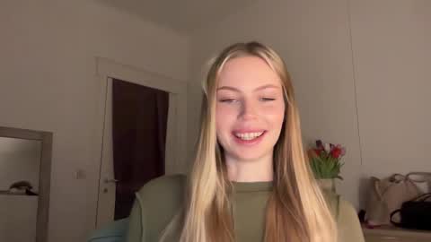 Snapshot of glow_angel chatting on January 28, 2025, 9:29 pm glow_angel online show from January 28, 2025, 9:29 pm