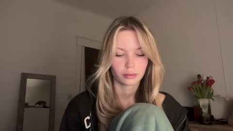 Snapshot of glow_angel chatting on January 31, 2025, 5:10 pm glow_angel online show from January 31, 2025, 5:10 pm