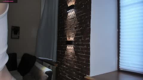 Snapshot of glowhub_ chatting on February 18, 2026, 2:02 pm Ann Eliz and Gigi online show from February 18, 2026, 2:02 pm