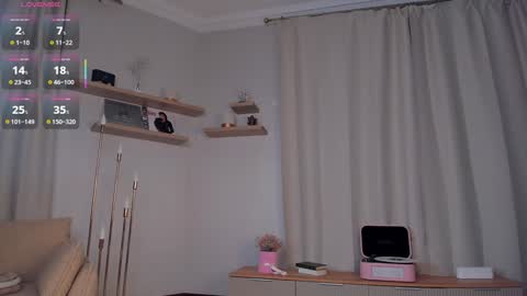 Snapshot of glowhub_ chatting on February 26, 2026, 7:24 pm Ann Eliz and Gigi online show from February 26, 2026, 7:24 pm