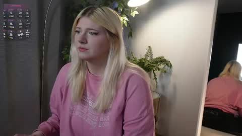 Snapshot of glowkittenx chatting on December 1, 2025, 7:02 am glowkittenx online show from December 1, 2025, 7:02 am