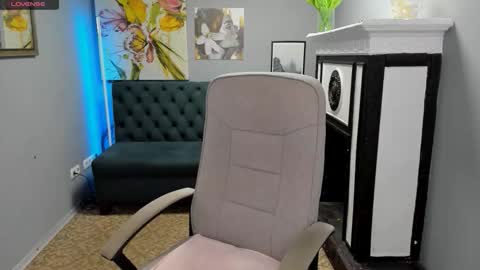 golden__rose online show from October 7, 2025, 11:40 am