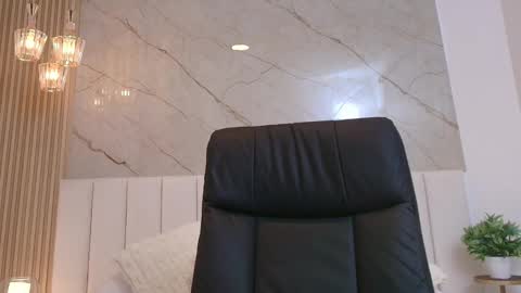 Grace  online show from November 30, 2025, 2:21 pm