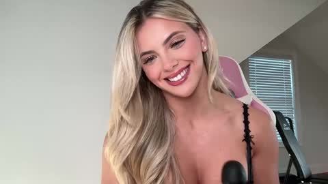 Snapshot of gracieparker chatting on November 8, 2025, 8:07 pm Gracie online show from November 8, 2025, 8:07 pm