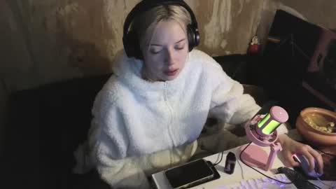 Snapshot of graylovescookies chatting on December 19, 2024, 1:51 pm graylovescookies online show from December 19, 2024, 1:51 pm