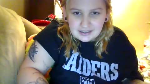 Snapshot of gummybearluvsu chatting on December 15, 2025, 1:04 pm Gummybearluvzu online show from December 15, 2025, 1:04 pm