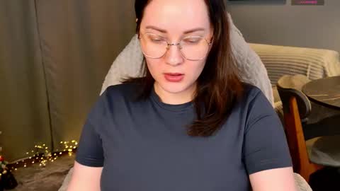 Snapshot of gwen_lady chatting on December 18, 2025, 5:52 pm Sweety Kitty online show from December 18, 2025, 5:52 pm